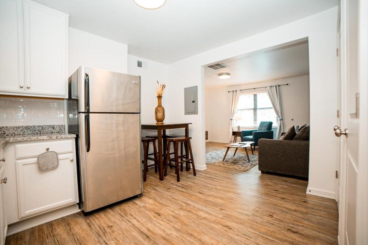 Special! 2 Queen Bedroom Condo Minutes to Broadway! - Housity