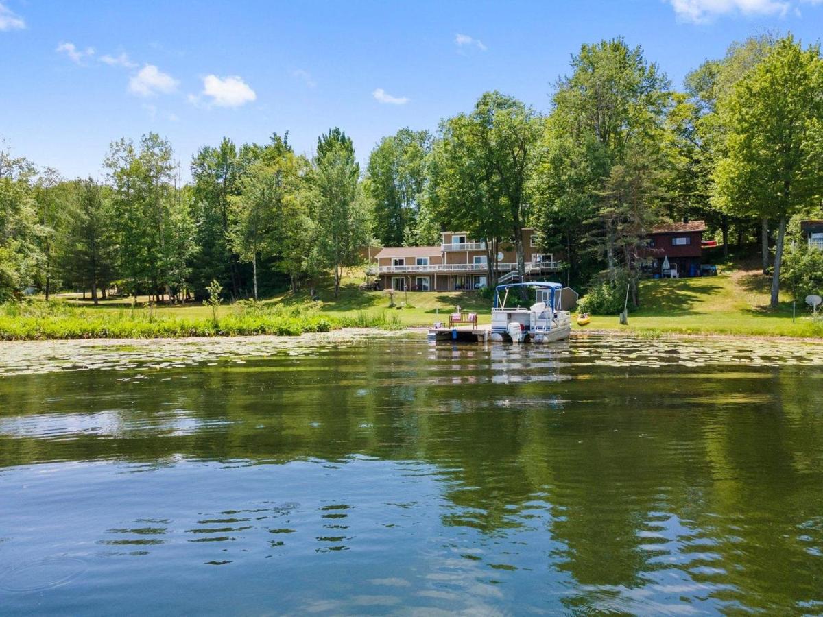 Suitetrails - Lilli's Pad Lakeside Lodge with Pontoon & Hot Tub