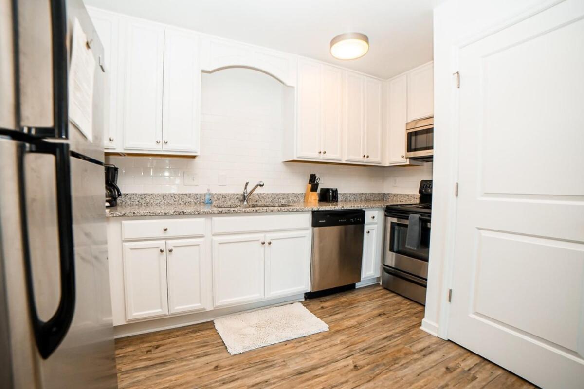 Cozy Condo Minutes to Broadway - Housity