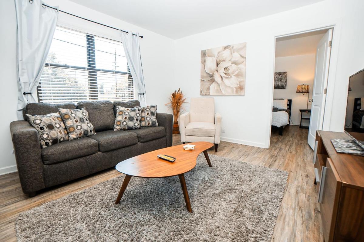 Cozy Condo Minutes to Broadway - Housity