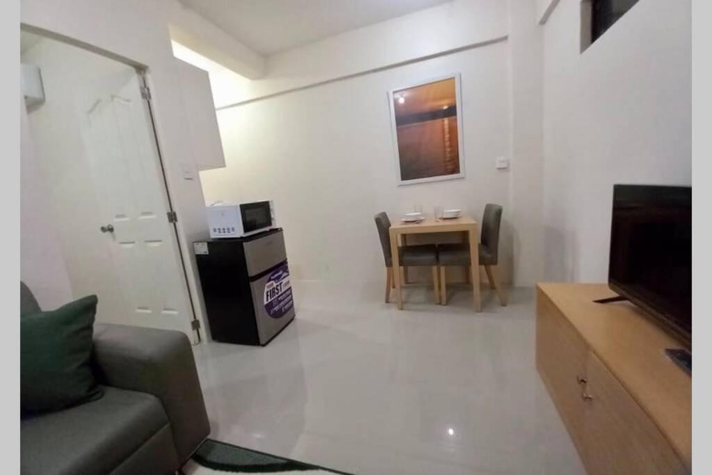 Suitetrails - Modern 1-bedroom condo in vibrant Malabanias