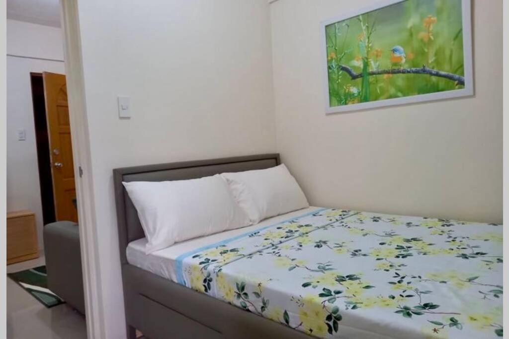 Suitetrails - Modern 1-bedroom condo in vibrant Malabanias