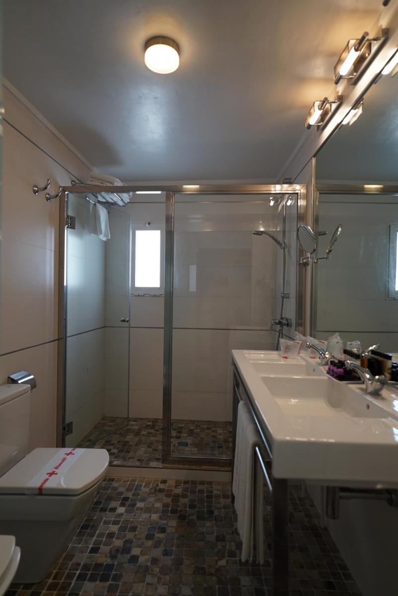 Un baño de Hotel Artmadams