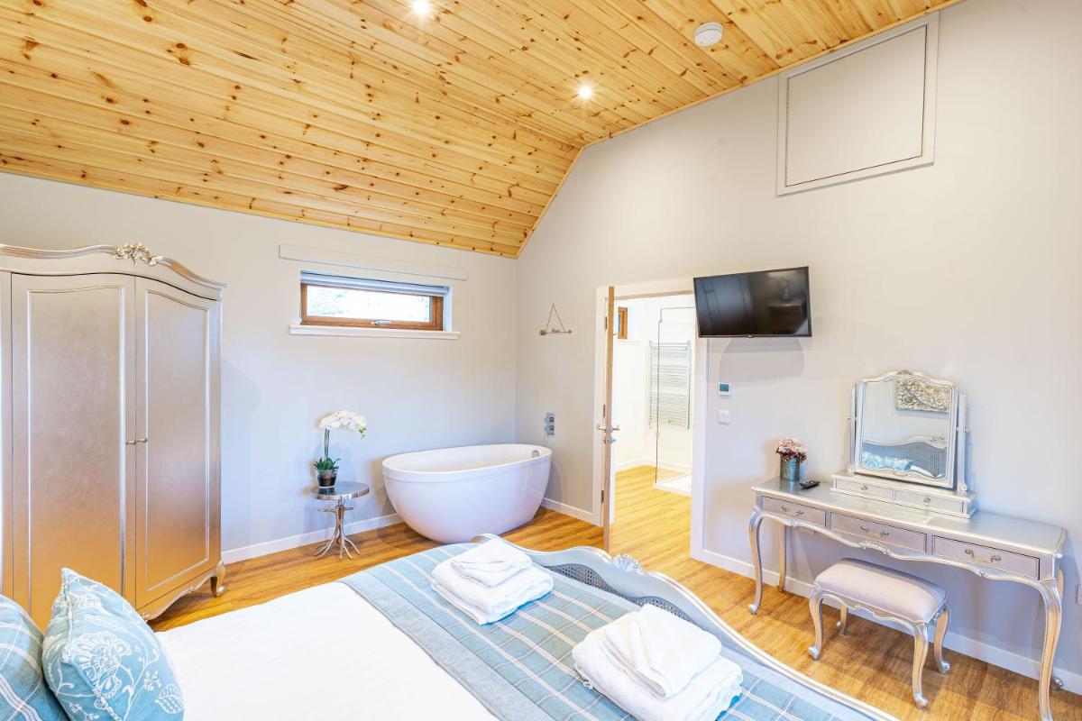 Thistle Lodge 20 with Hot Tub - Housity