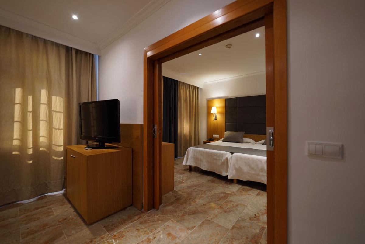 Una televisión o centro de entretenimiento en Hotel Artmadams