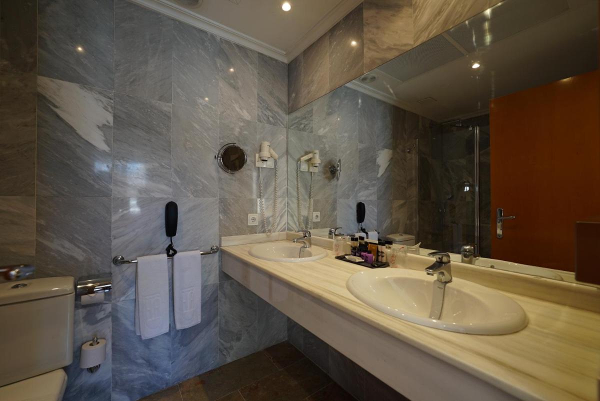 Un baño de Hotel Artmadams