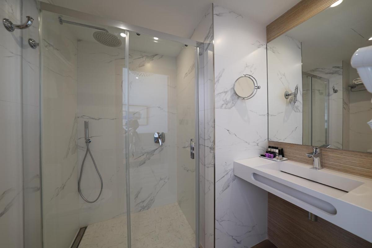Un baño de Hotel Artmadams
