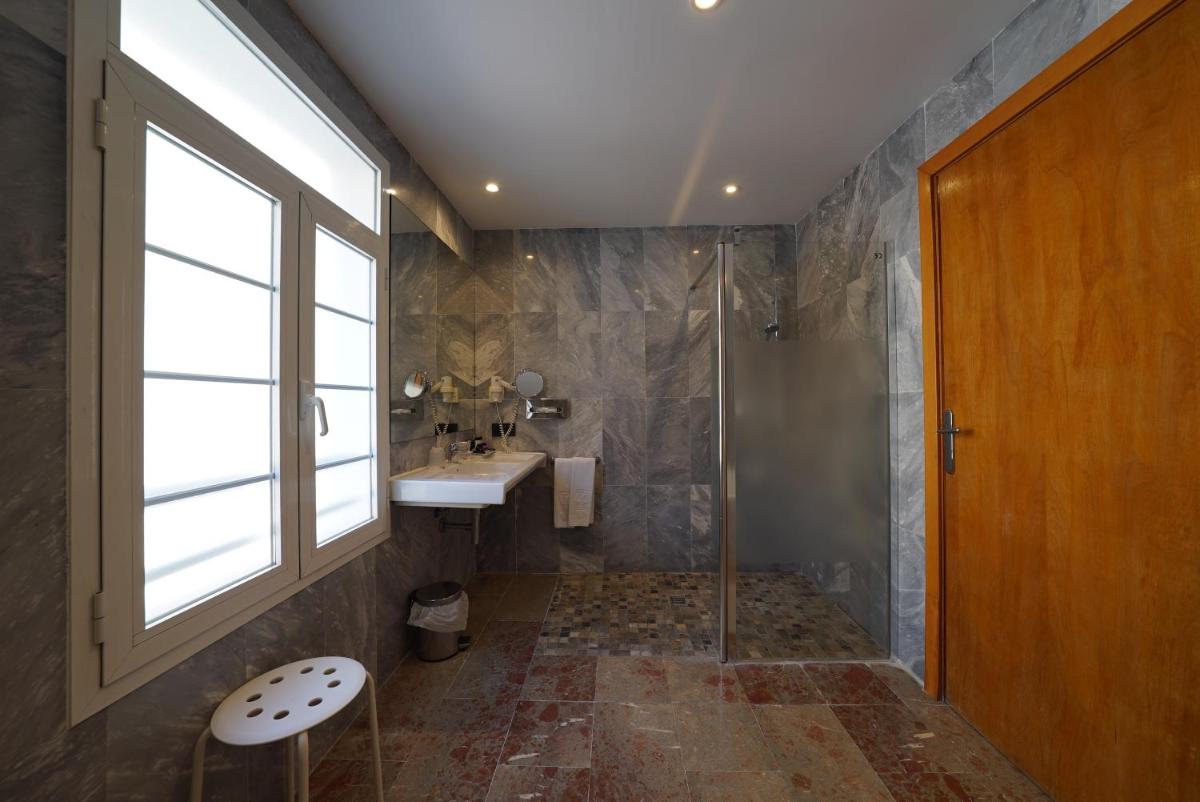 Un baño de Hotel Artmadams
