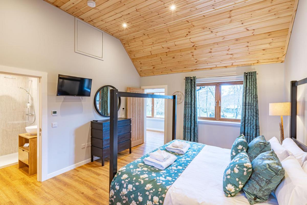 Thistle Lodge 22 with Hot Tub - Housity