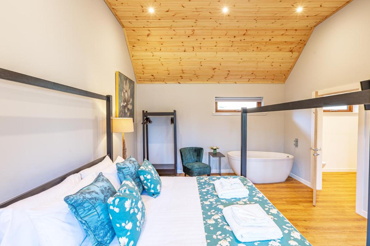 Thistle Lodge 22 with Hot Tub - Housity