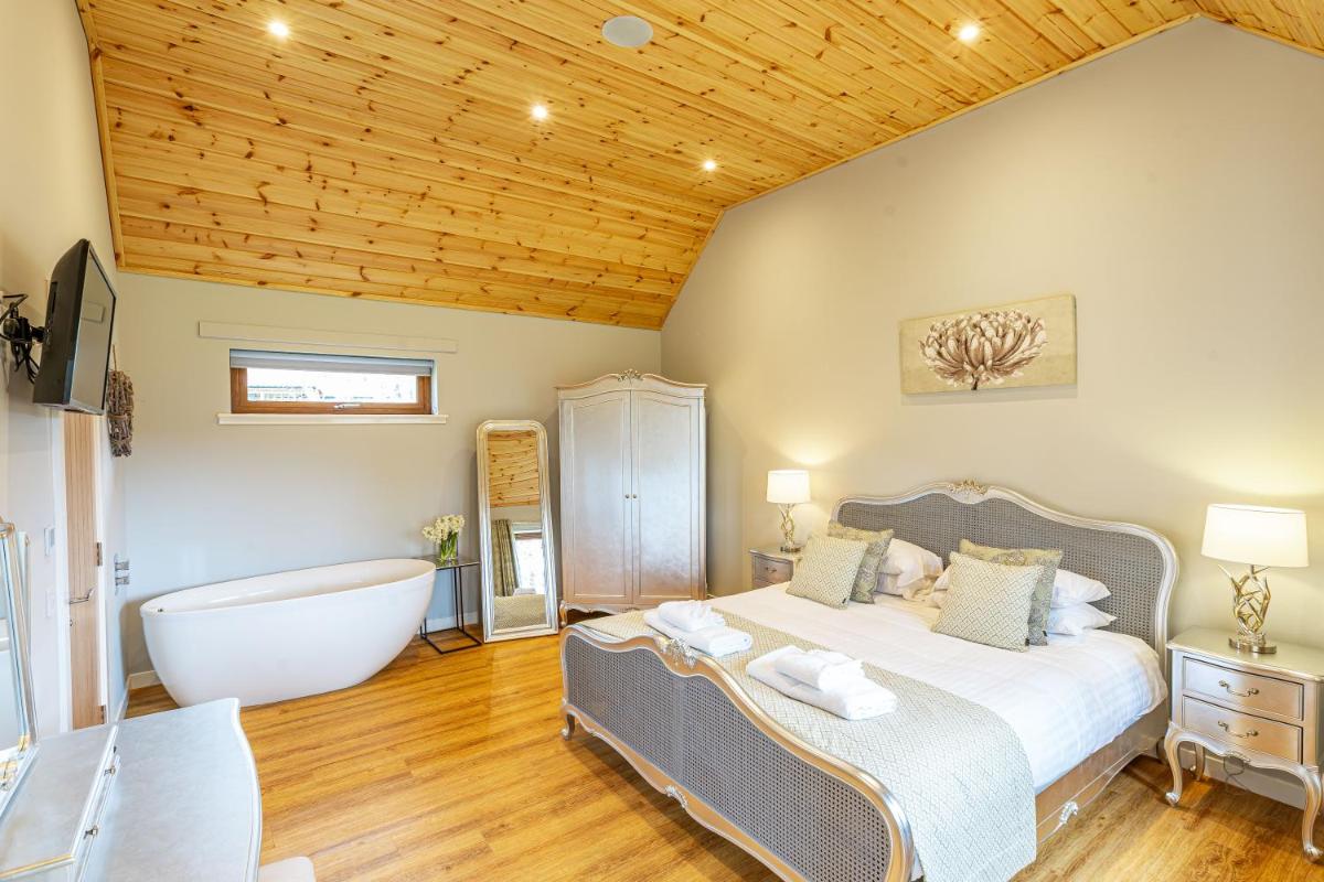 Thistle Lodge 18 with Hot Tub - Housity
