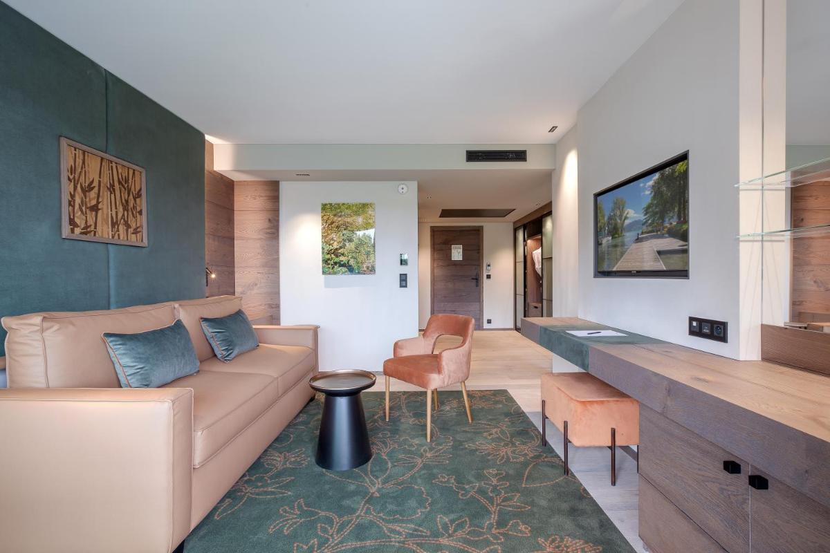 Télévision ou salle de divertissement dans l'établissement Rivage Hôtel & Spa Annecy
