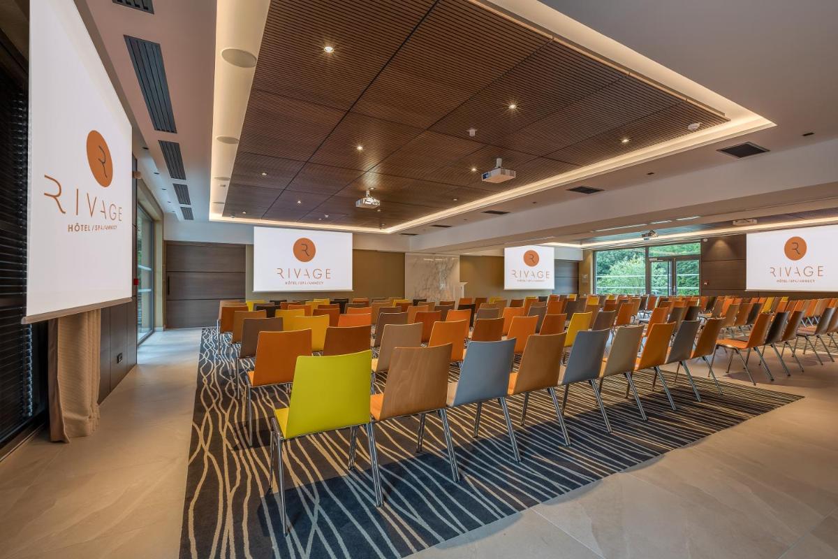 une salle de conférence avec des chaises et un podium dans l'établissement Rivage Hôtel & Spa Annecy, à Annecy 82 autres photos
