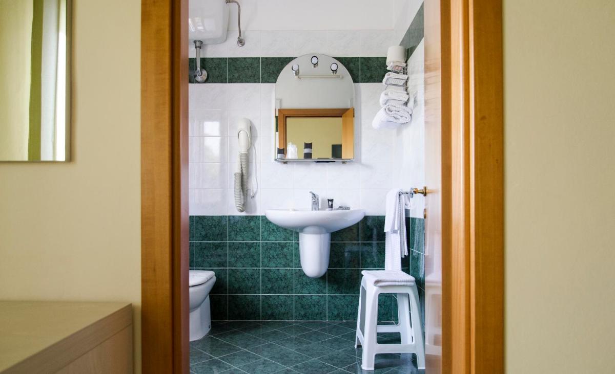 Hotel Rosa Del Tirreno - Housity