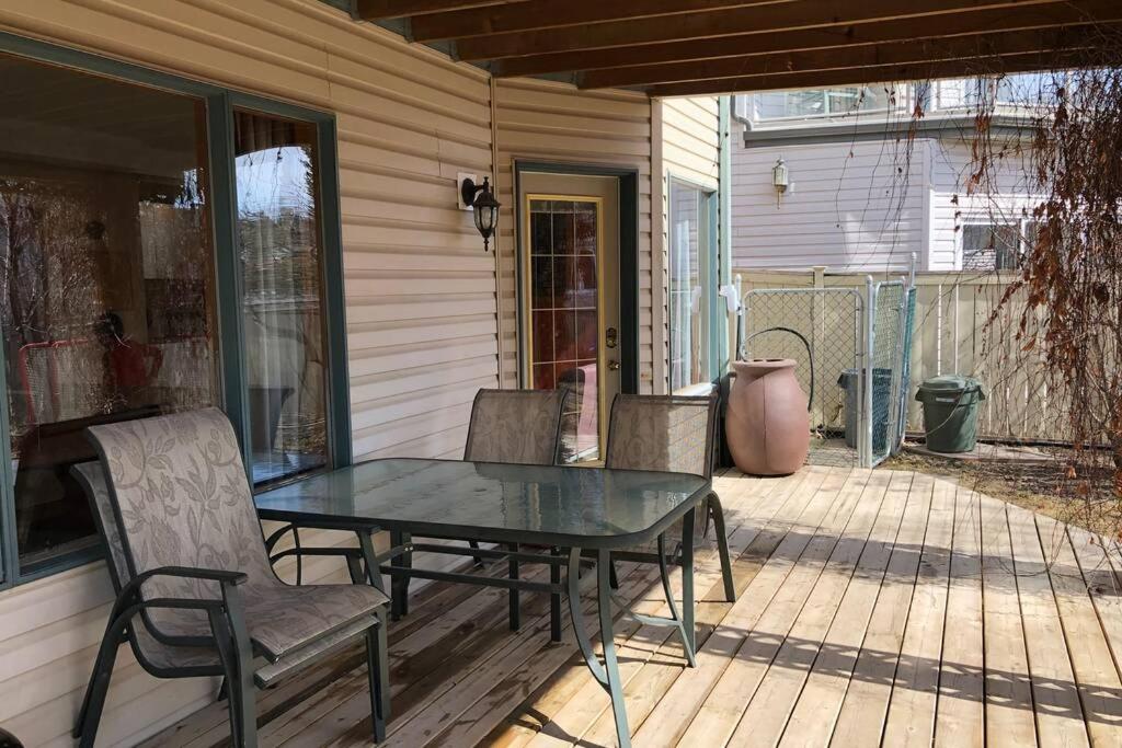 Sunny & Cozy Suite with Pool & Ping Pong table - Housity