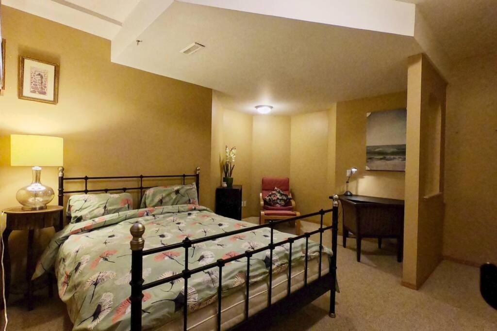 Sunny & Cozy Suite with Pool & Ping Pong table - Housity