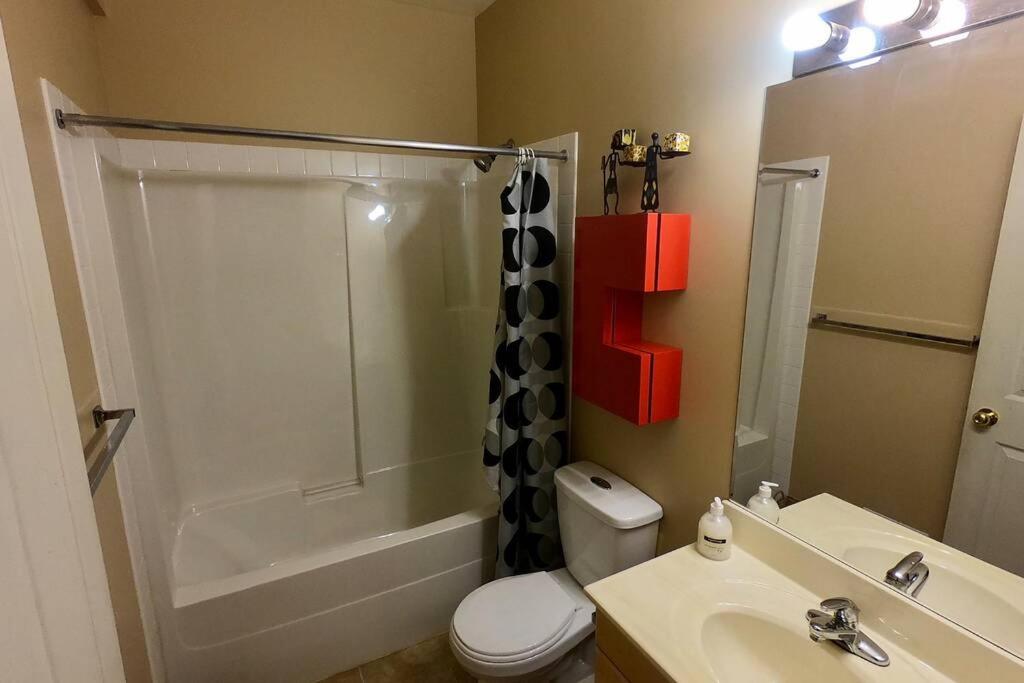 Sunny & Cozy Suite with Pool & Ping Pong table - Housity