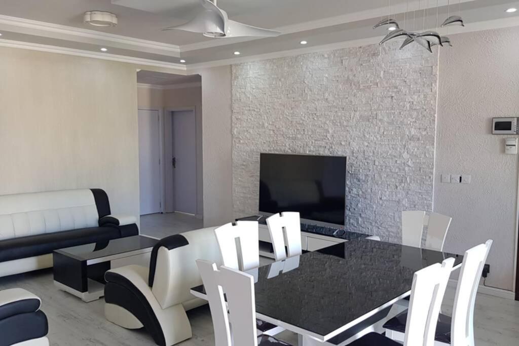 Luxury Couples Paradise*ensuite Jacuzzi and Pool - Housity