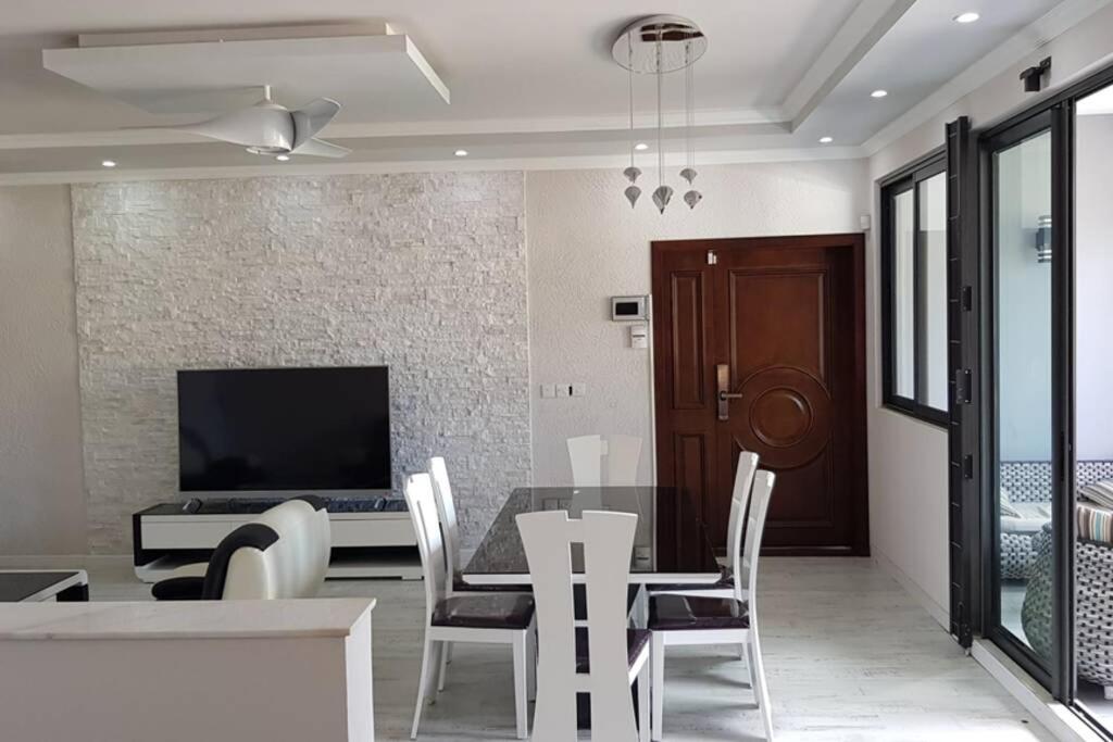Luxury Couples Paradise*ensuite Jacuzzi and Pool - Housity