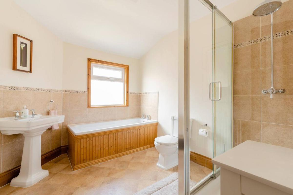 Entire Property in Hoole, Chester- walking distance to train station & city centre - Hizvo