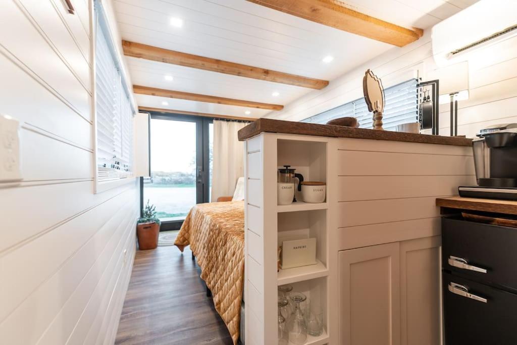 Deer Creek Tiny Container Home-12 Min to Magnolia - Housity