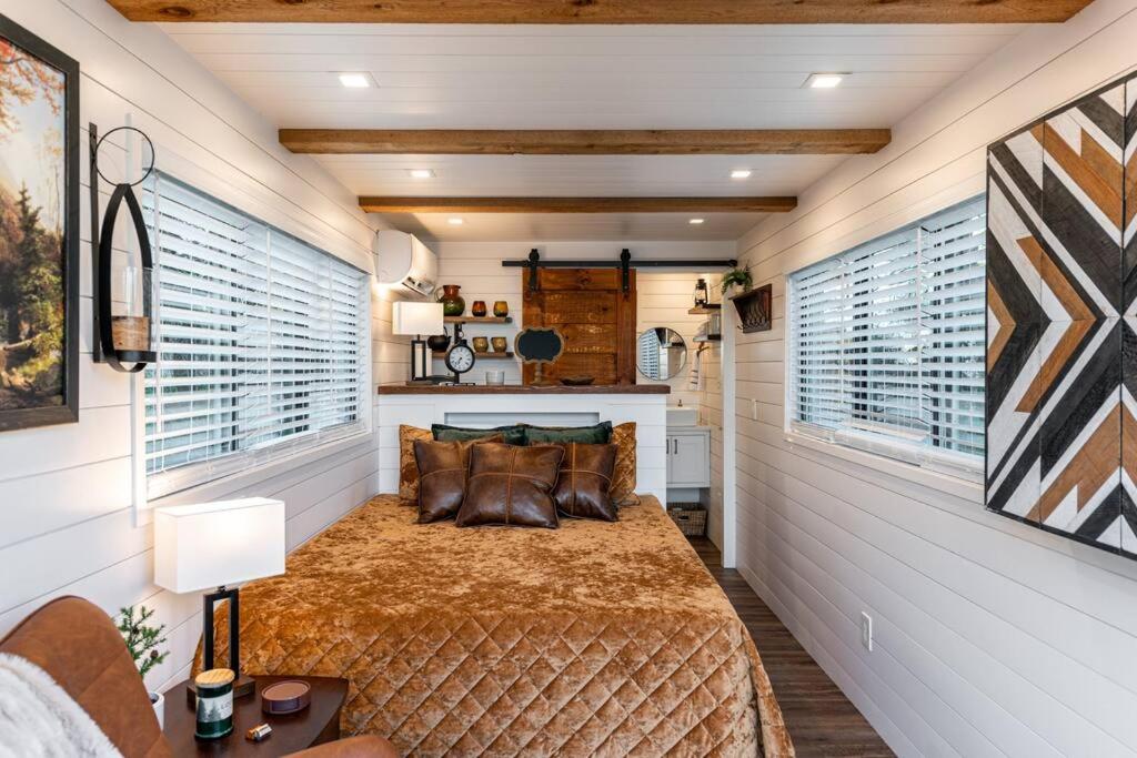 Deer Creek Tiny Container Home-12 Min to Magnolia - Housity