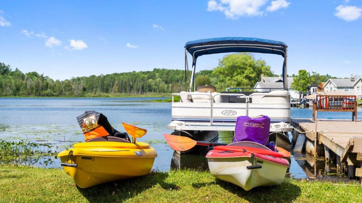 Suitetrails - Lilli's Pad Lakeside Lodge with Pontoon & Hot Tub