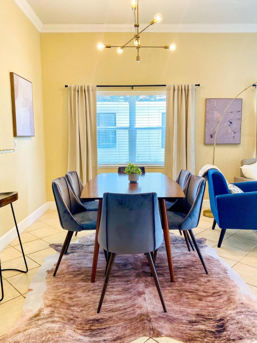 Modern DT Home - King Bed - Patios - Long Stays - WiFi - Housity