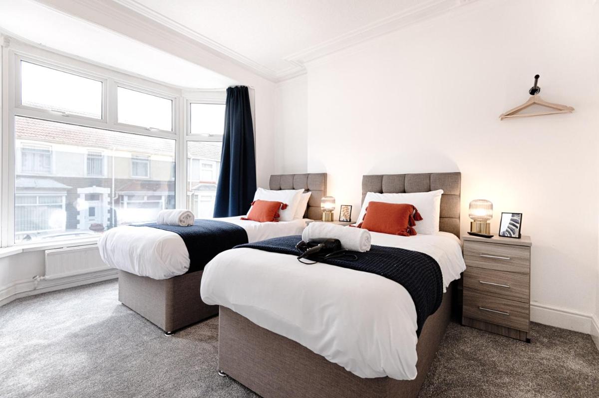 Make this your base! TV in every bedroom! - Housity