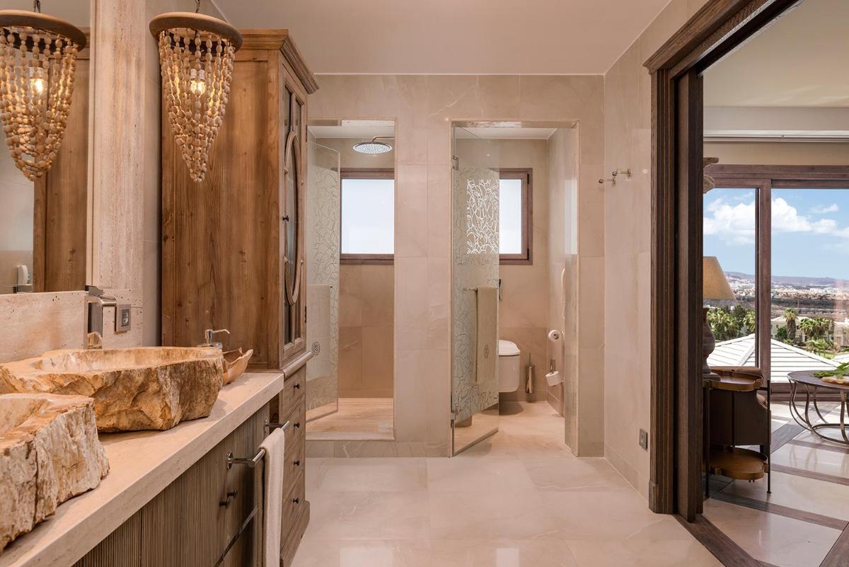 Un baño de Royal River, Luxury Hotel - Adults Only
