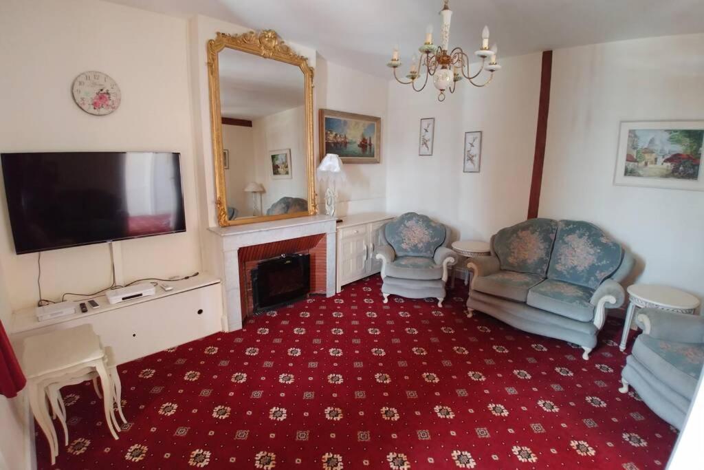 5-bedroom house with pool at edge of small village - Housity