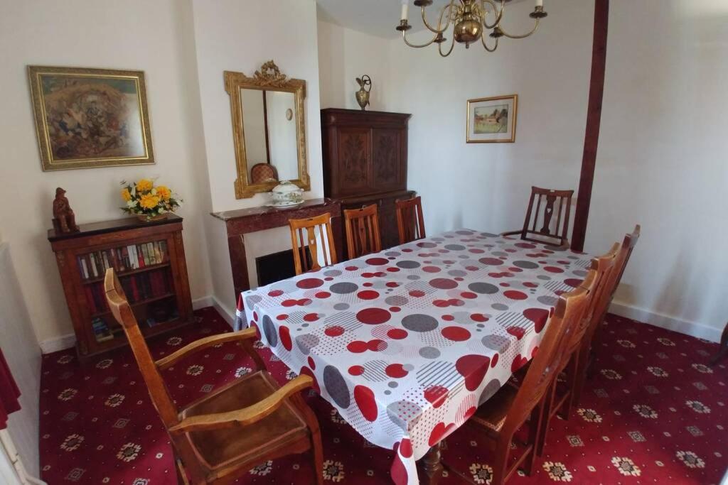 5-bedroom house with pool at edge of small village - Housity