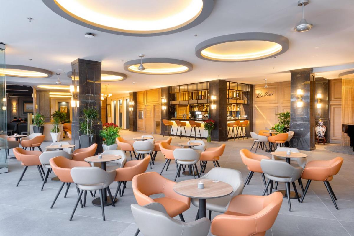 Un restaurante o sitio para comer en Hotel Riu Palace Maspalomas - Adults Only