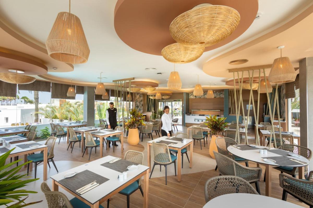 Un restaurante o sitio para comer en Hotel Riu Palace Maspalomas - Adults Only