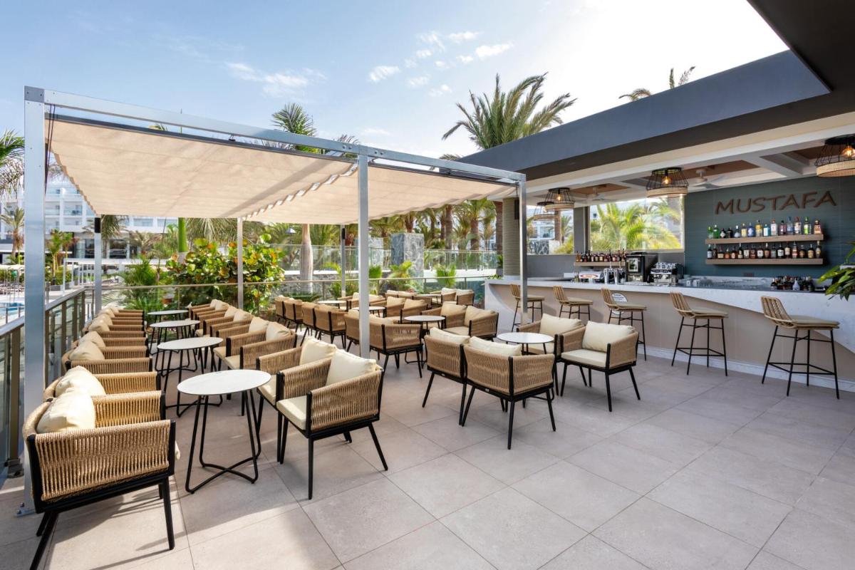 Un restaurante o sitio para comer en Hotel Riu Palace Maspalomas - Adults Only