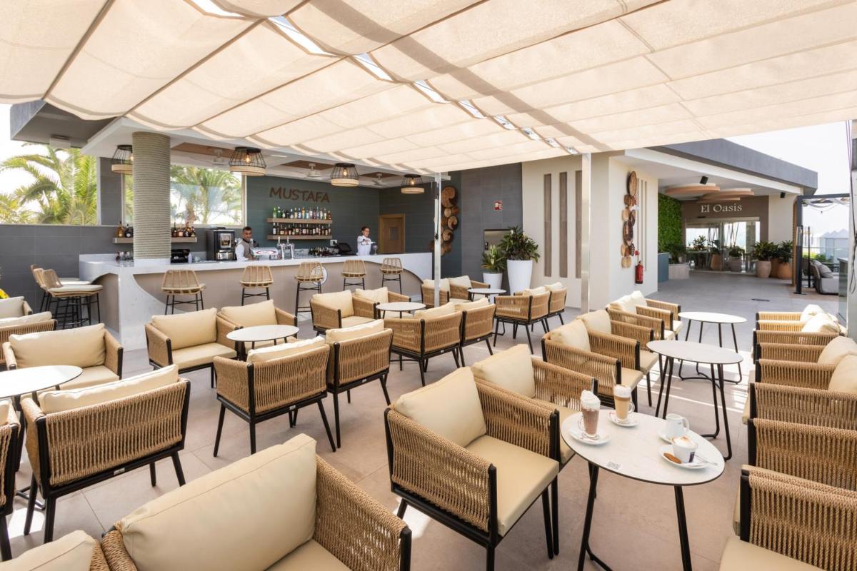 Un restaurante o sitio para comer en Hotel Riu Palace Maspalomas - Adults Only