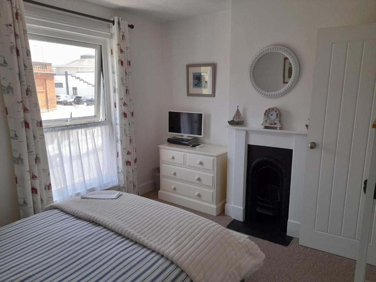 'Pavilion Cottage' next to Gorleston beach with sea views - pet friendly! - Housity