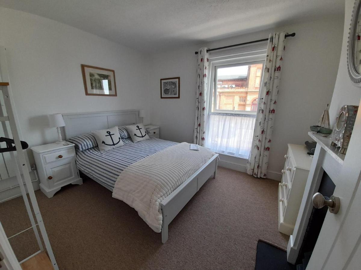 'Pavilion Cottage' next to Gorleston beach with sea views - pet friendly! - Housity