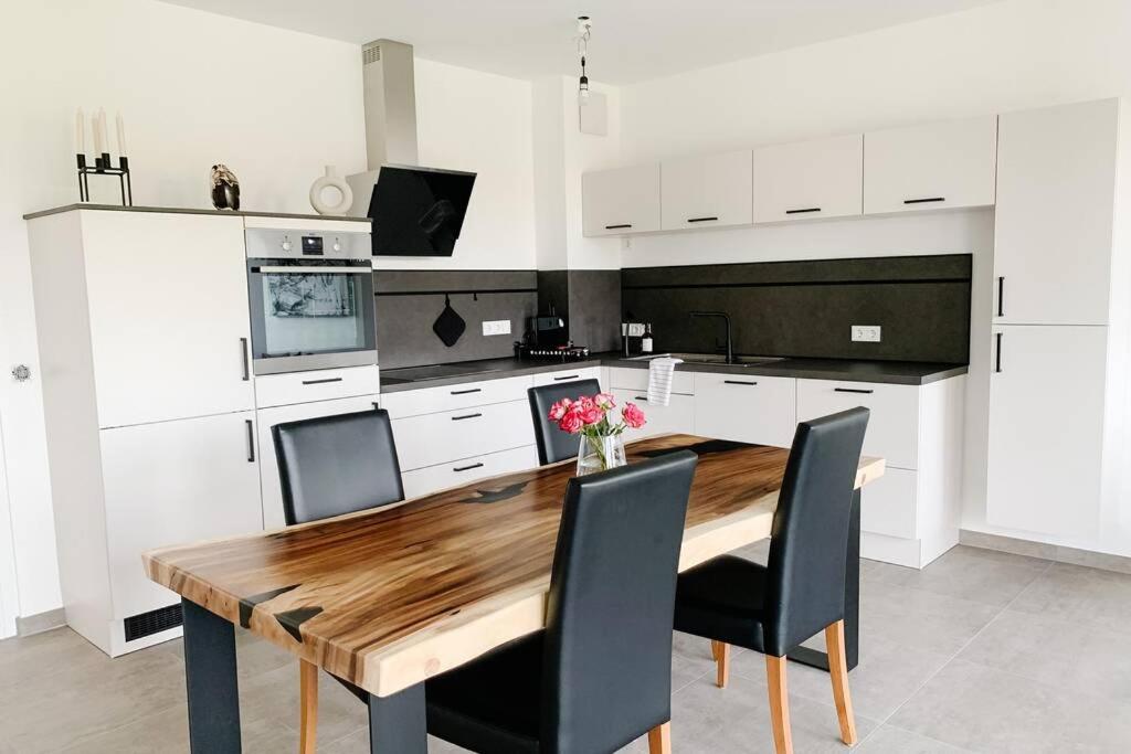 Luxuriöses Neubau-Apartment mit e-Lade Parkplatz - Housity