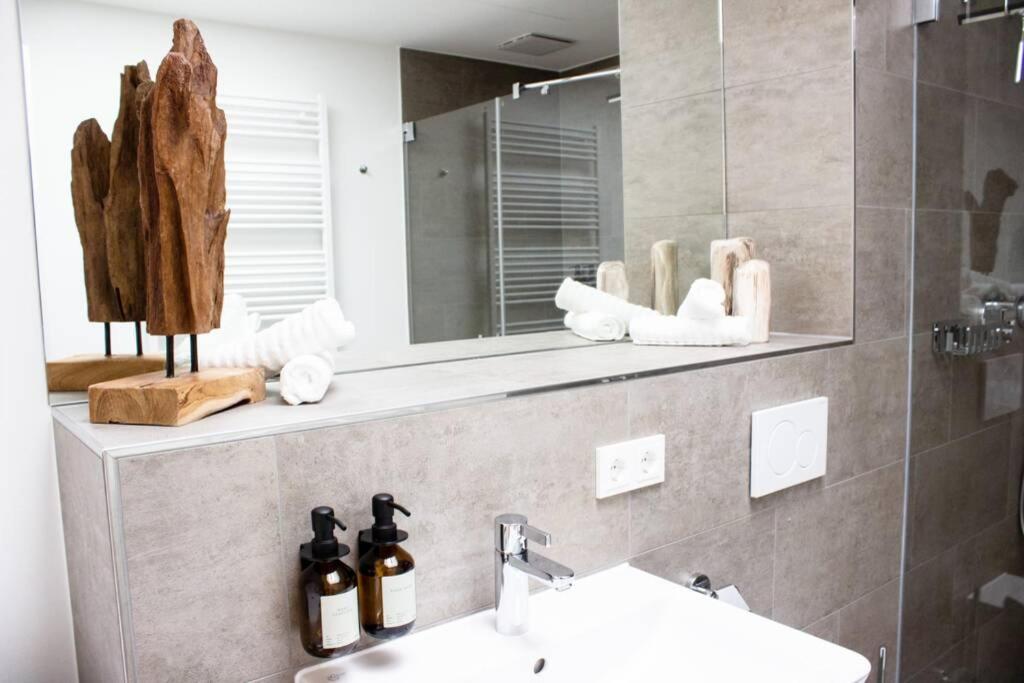 Luxuriöses Neubau-Apartment mit e-Lade Parkplatz - Housity