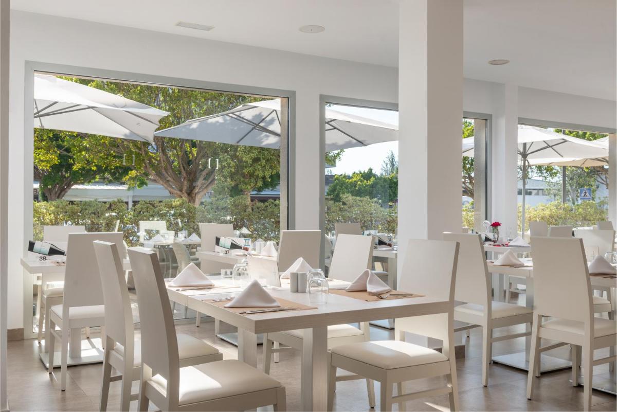 Un restaurante o sitio para comer en Trendhotel Alcudia - Adults Only