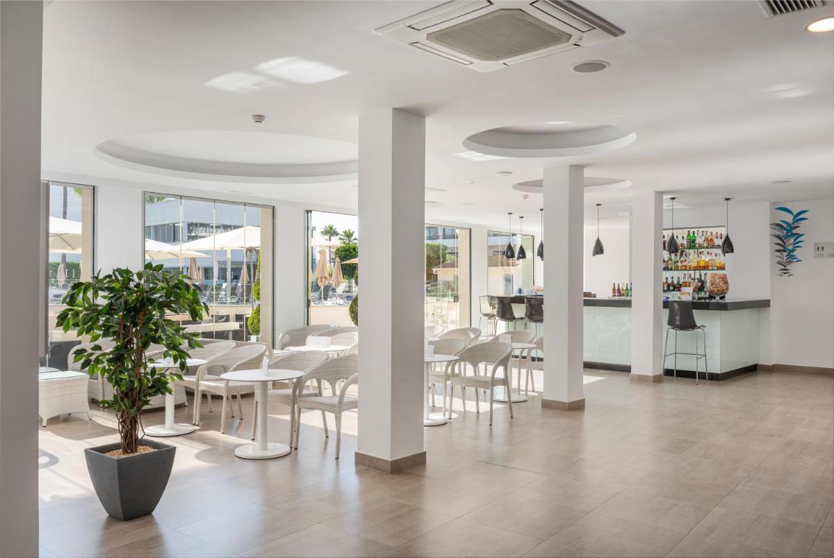 Un restaurante o sitio para comer en Trendhotel Alcudia - Adults Only