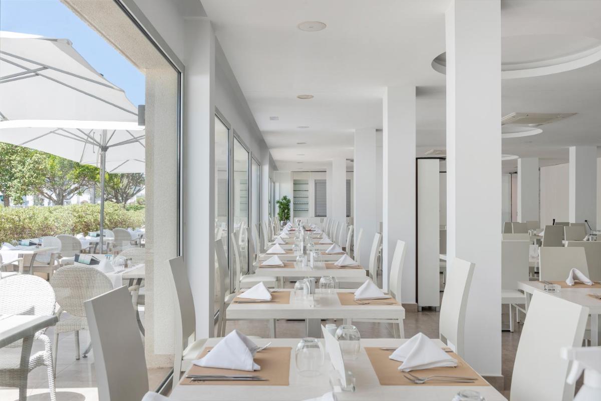 Un restaurante o sitio para comer en Trendhotel Alcudia - Adults Only