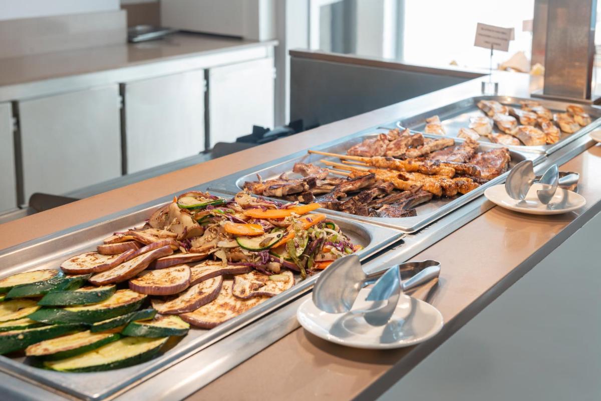 Comida en o cerca de este hotel
