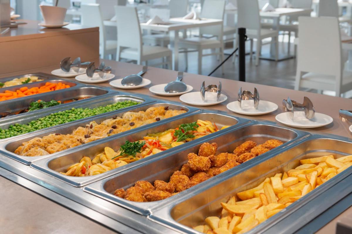 Comida en o cerca de este hotel