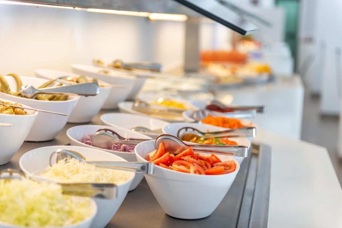 Comida en o cerca de este hotel