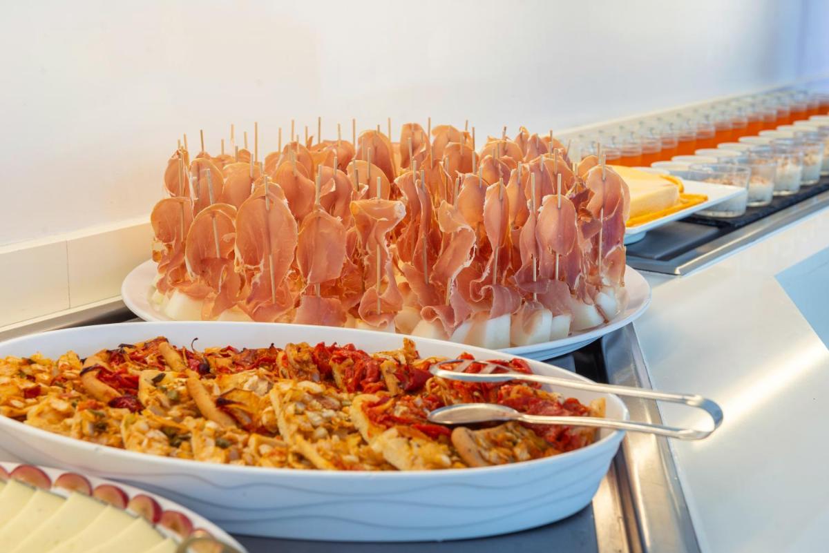 Comida en o cerca de este hotel