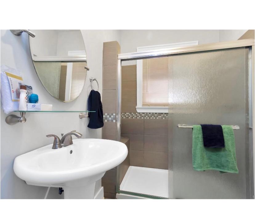 Cozy Downtown Studio by Toyota Center - Housity