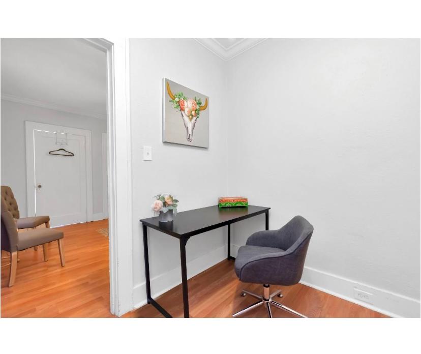 Cozy Downtown Studio by Toyota Center - Housity