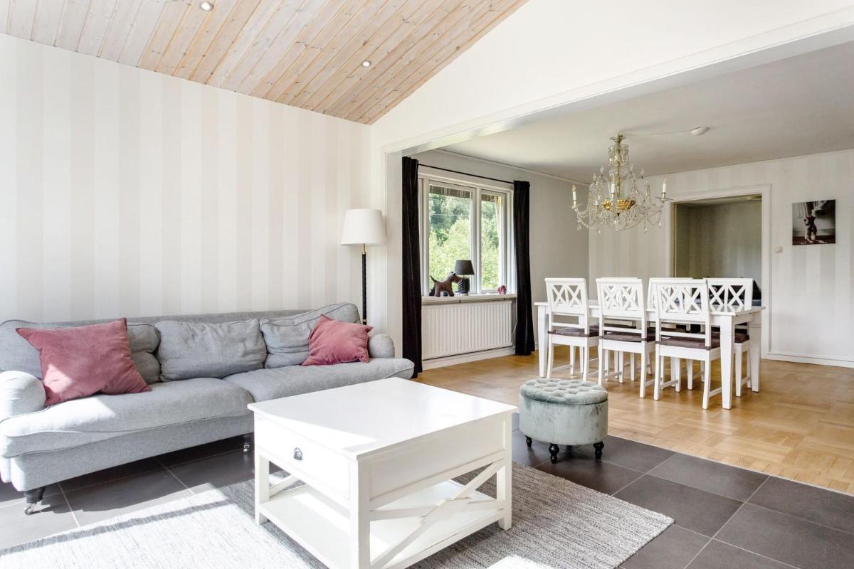 Five-Bedroom holiday home by the river of lagan - Housity